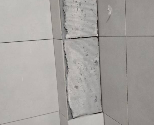 天水市瓷砖空鼓维修公司分享下瓷砖施工前基层浇水润湿程度不足，可能导致以下问题